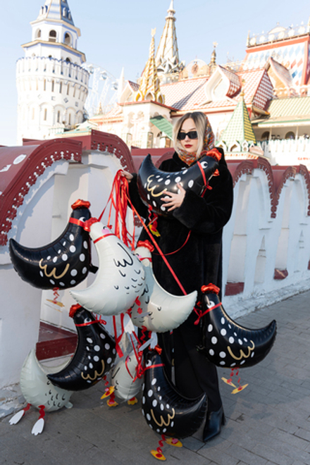 Ходячая Фигура Чёрная курица (23''/58 см)