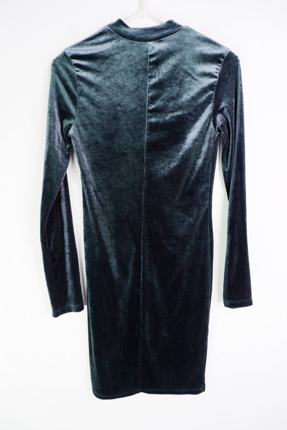 Платье Bershka бархатное, маркировка S, визуально на 44 размер