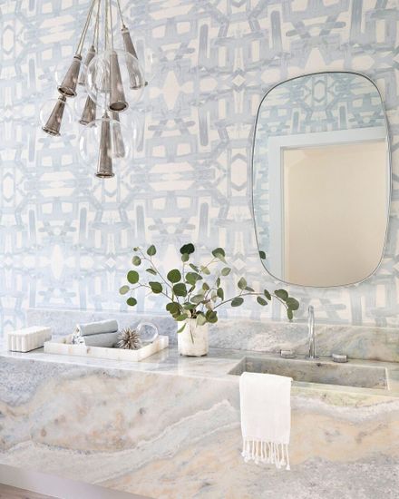 Серебрянное настенное зеркало “Вейл”