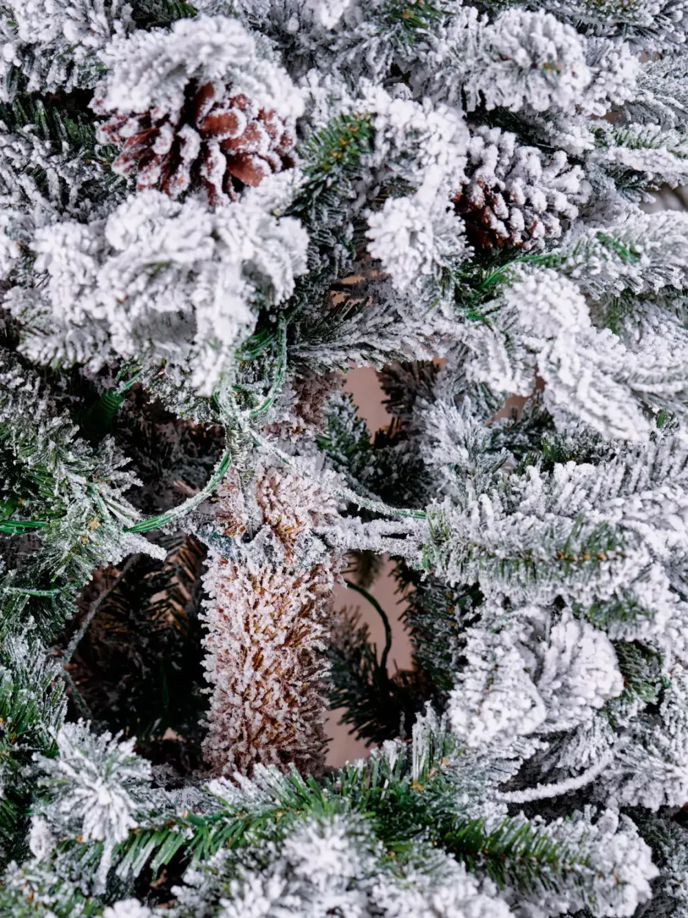 Заснеженная елка с гирляндой встроенной «Saint Paul» (Литая+пвх) от 1,8 м до 3 м