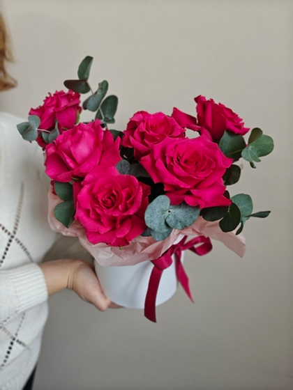 Шляпная коробка с французскими розами в малиновых тонах