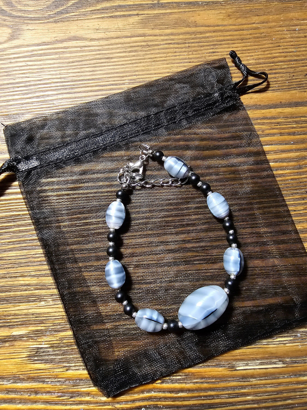 Браслет из натурального камня, авторская работа из Агата двух цветов "Агатовый средний"