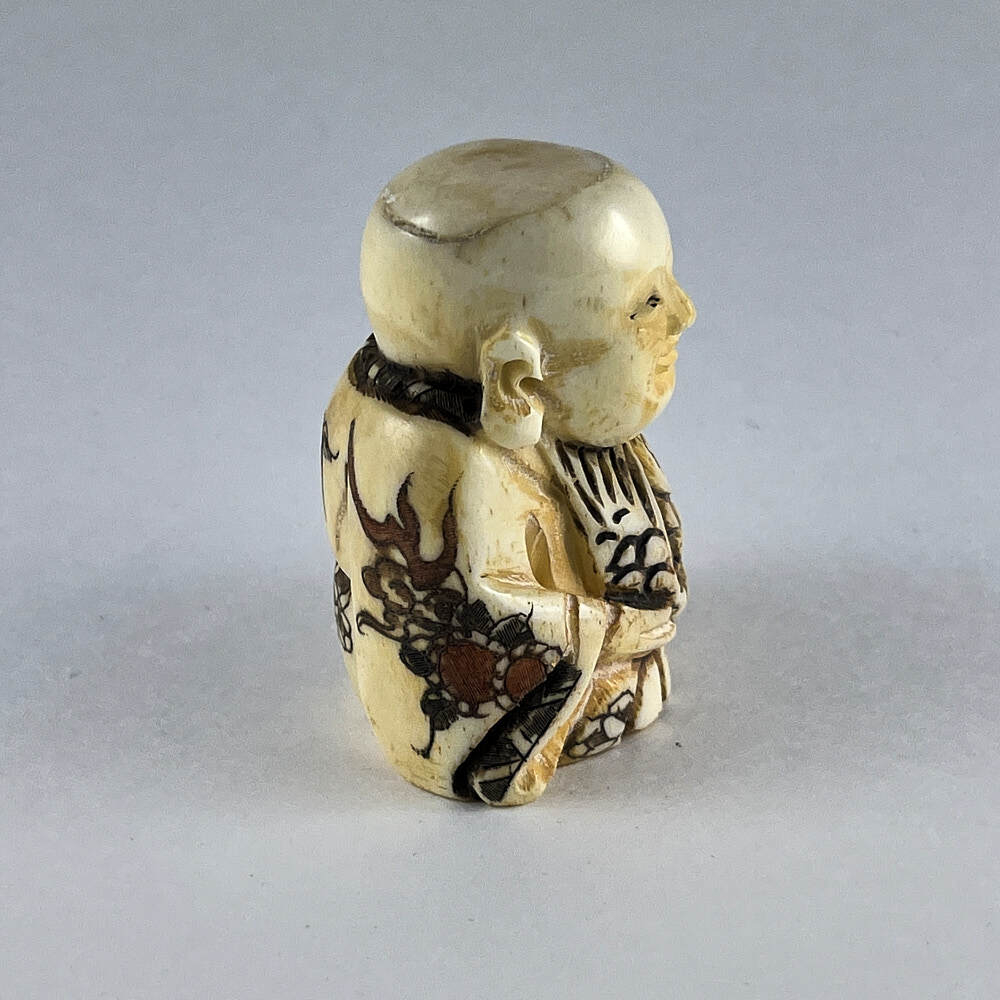 Статуэтка нэцкэ Ребенок Карако с огромной рыбой