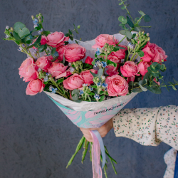 145. Выразительный яркий букет с кустовыми розами и оксипеталумом