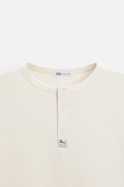 ZARA ФУТБОЛКА ИЗ РЕЛЬЕФНОЙ ТКАНИ С ВОРОТНИКОМ И ПУГОВИЦАМИ, ЭКРЮ