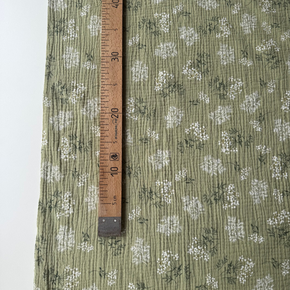 Муслин Соцветия ромашек на зелёном фоне