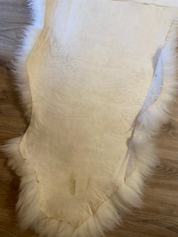 Коврик прикроватный накидка на кресло из натуральной овчины, 195 х 65 см. Кремовый
