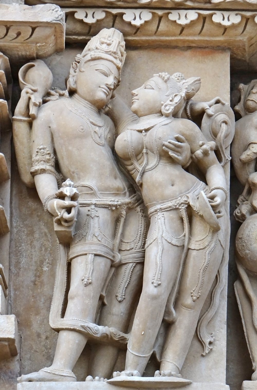 Khajuraho. Le temple de Parshvanath. Индия. Эротические храмы Кхаджурахо, фрагмент скульптурной композиции..