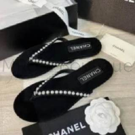 Женские шлепанцы Chanel черного цвета со стразами