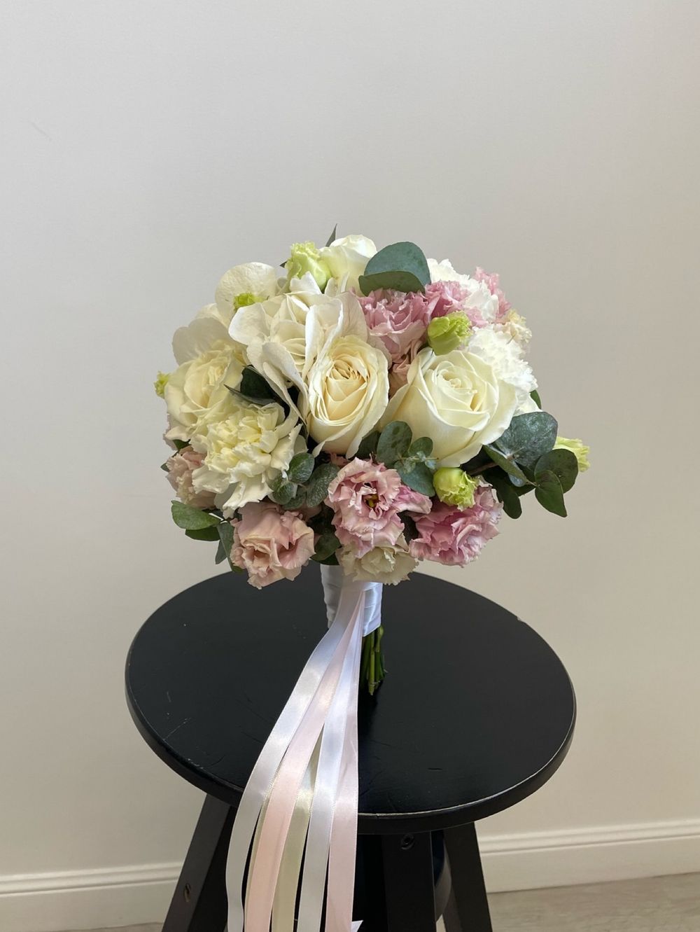 Свадебный букет из гортензии, лизиантуса, диантусов, одноголовых роз и эвкалипта