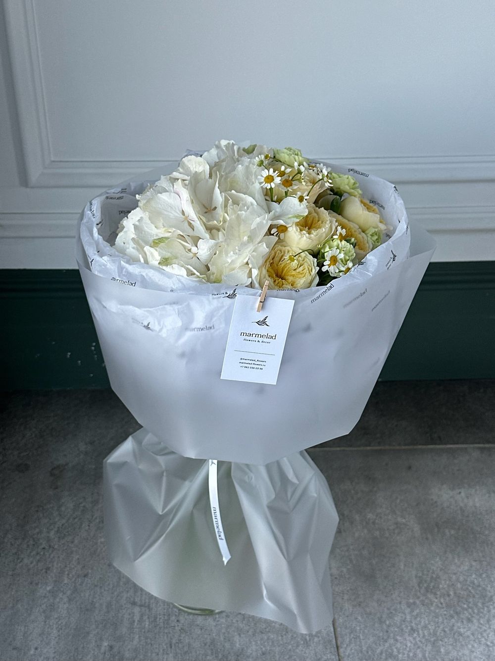 Букет сборный из кустовых пионовидных роз, диантусов, гортензии и ромашек