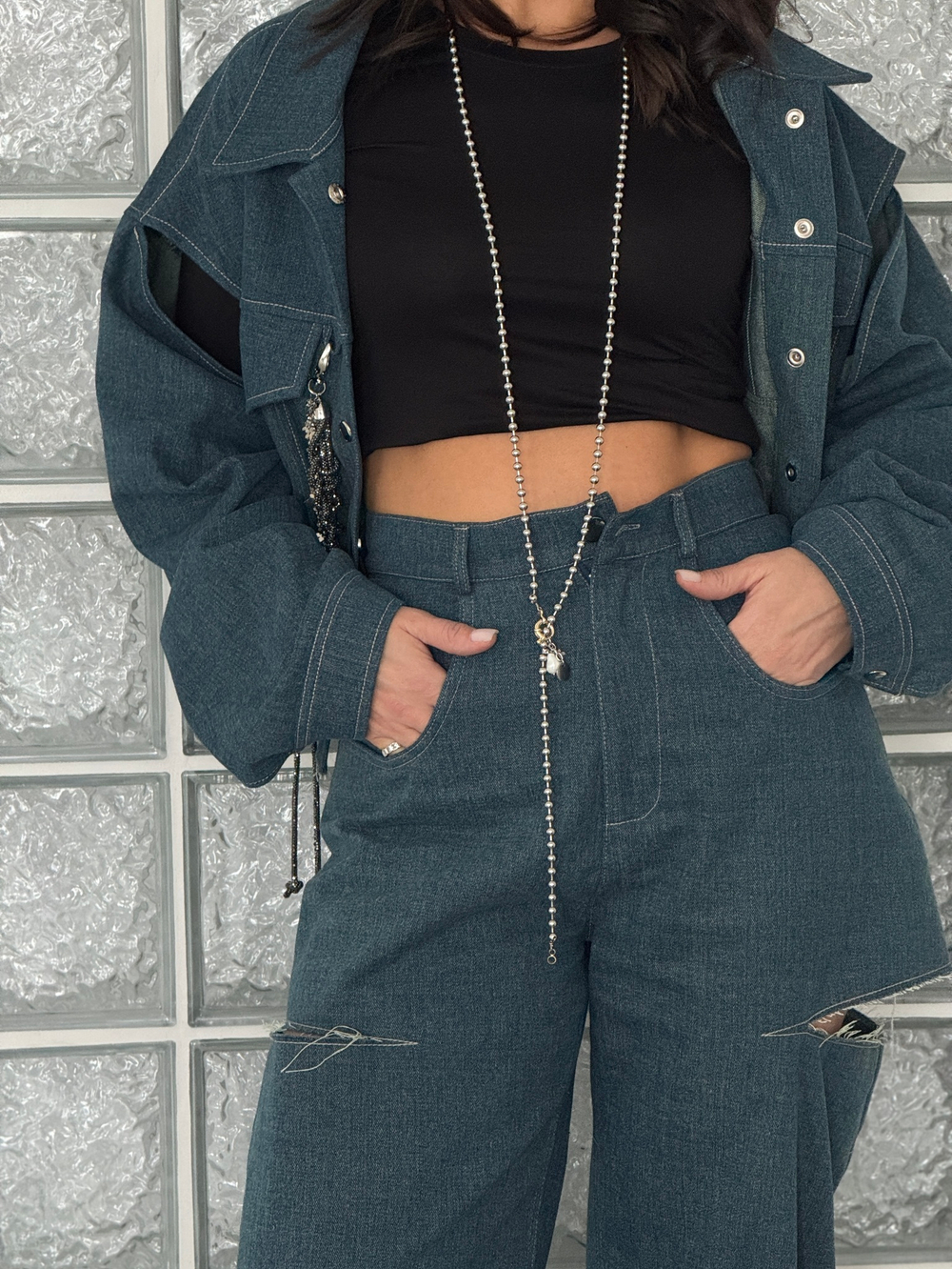 Синие джинсы с разрезами