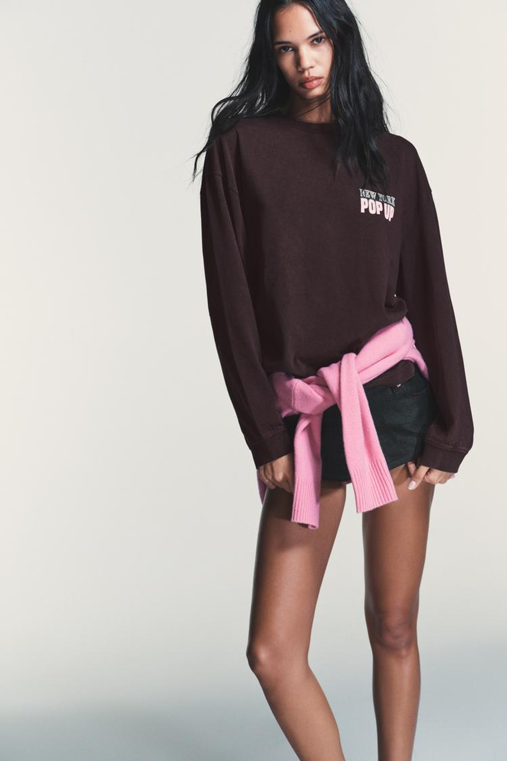 ZARA ФУТБОЛКА С ЭФФЕКТОМ ПОТЕРТОСТИ И КОНТРАСТНЫМ ТЕКСТОМ, КОРИЧНЕВЫЙ