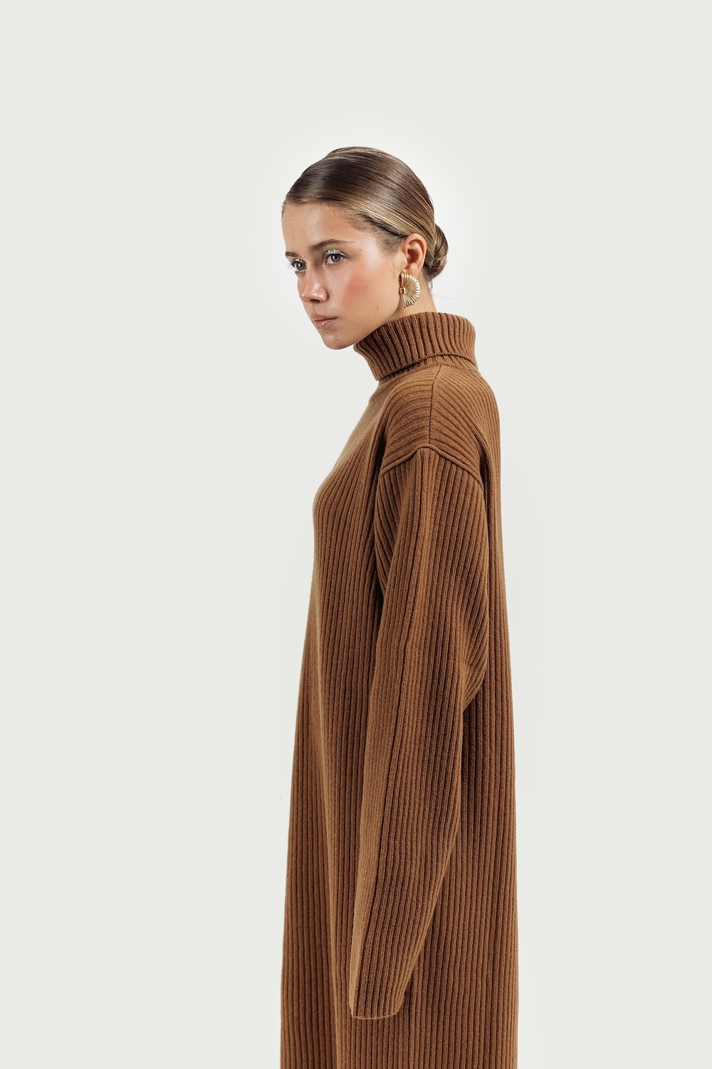 Коричневое шерстяное платье