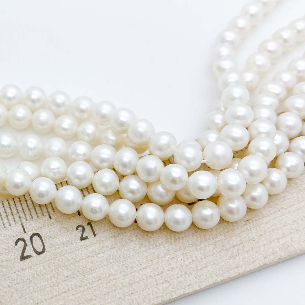 Жемчуг (высокое качество!), размер 4,4-4,7 мм, цена за 40-42 шт (1/2 нити)