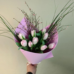 Розовые тюльпаны с ароматной генистой и зеленью