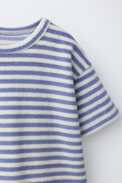 ZARA КОМПЛЕКТ ИЗ ФУТБОЛКИ И ШОРТОВ В ПОЛОСКУ С ЭФФЕКТОМ МАХРЫ, СИНИЙ