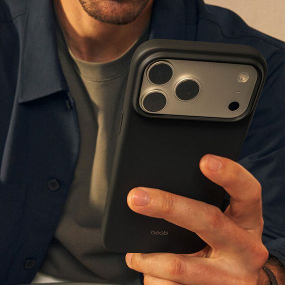 Чехол Beats для iPhone 17 Pro с MagSafe и Camera Control (MGKG4) Bedrock Blue