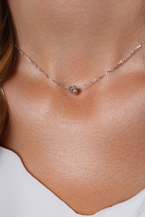 Колье "QUIET LUXURY" с шариком и алмазными гранями в серебре