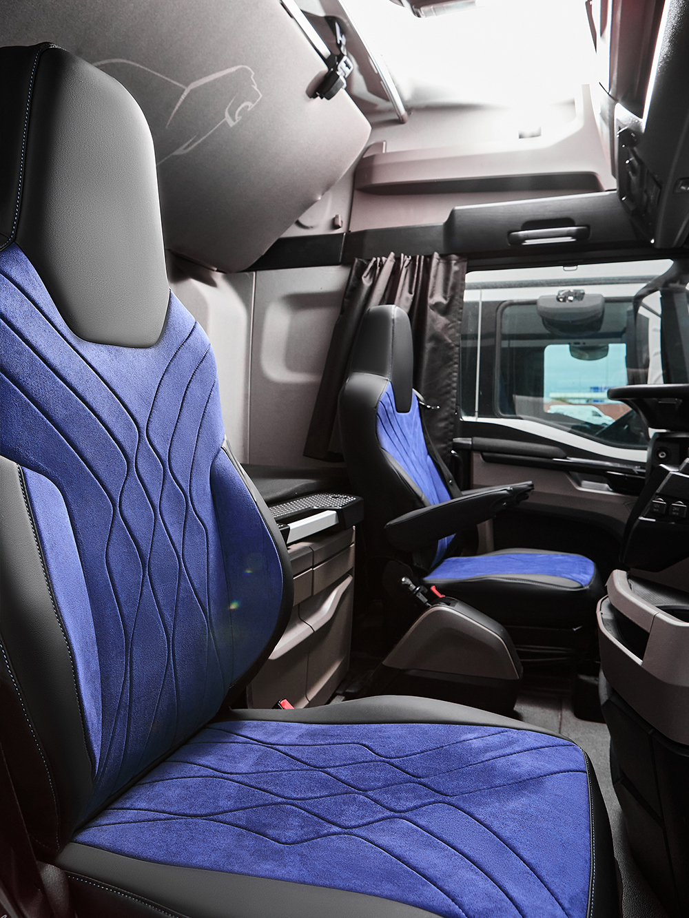 Чехлы Люкс MAN TGX, TGS с 2021 года без регулировки ремня безопасности водителя по высоте (экокожа, черный, синяя вставка)