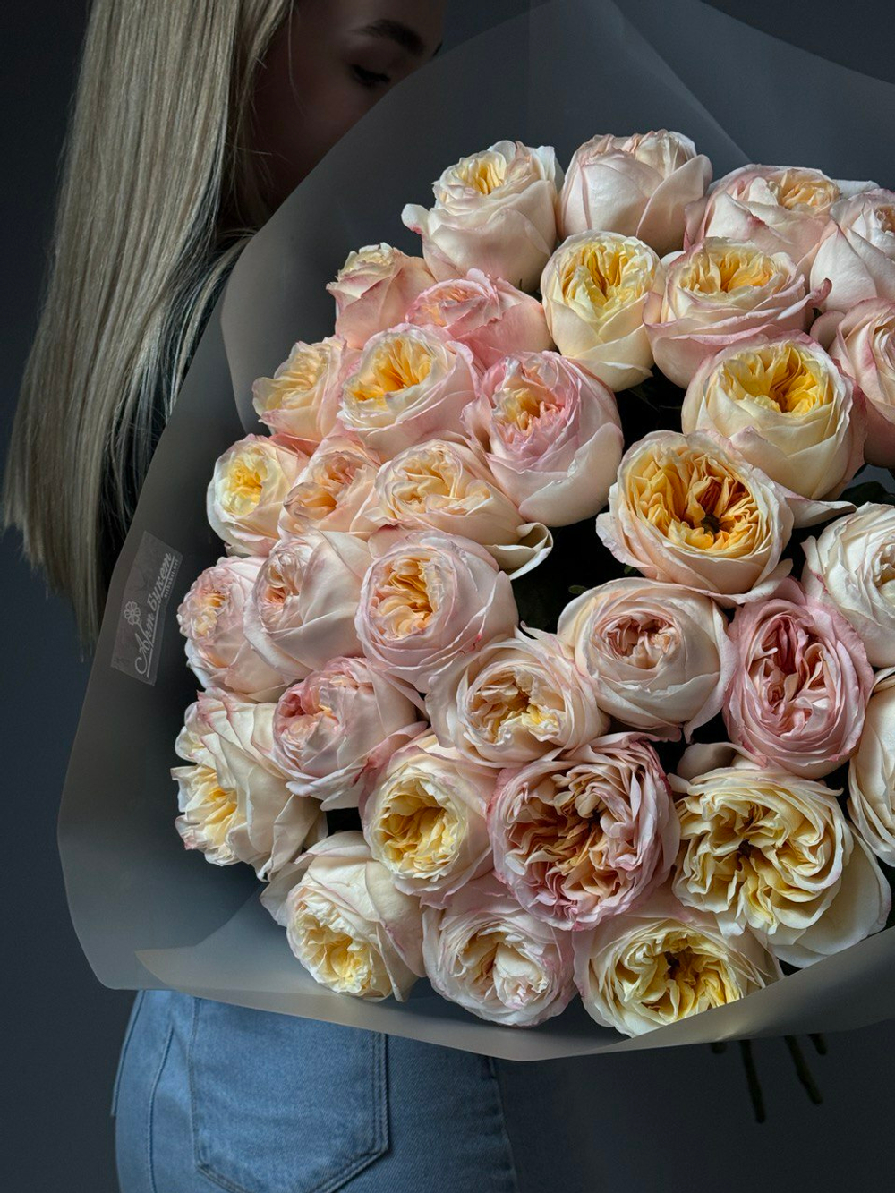 Букет из 35 кремовых пионовидных роз в упаковке