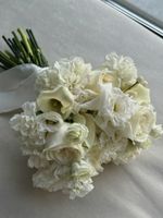 Свадебный букет из калл, диантусов, одноголовых роз,лизиантуса и маттиолы