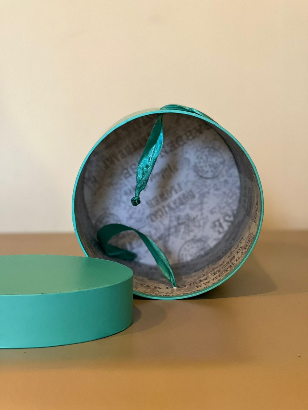 Шляпная коробка эконом вариант 18 см . Цвет: Тиффани . Розница 350  рублей .