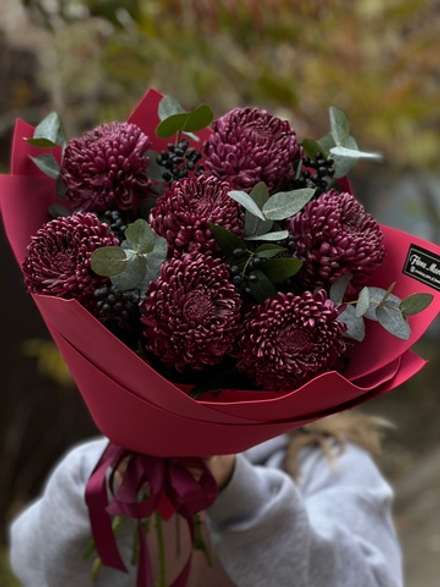 Роскошные хризантемы Bigoudi винного оттенка и эвкалипт в элегантном букете от Флора Маркет
