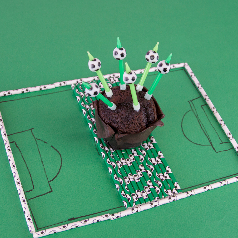 Свечи фигурные «Футбольный мяч» с держателем 6 см, 6 шт