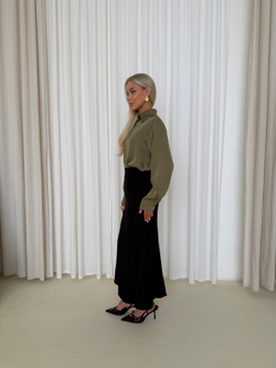 Блуза из атласа олива