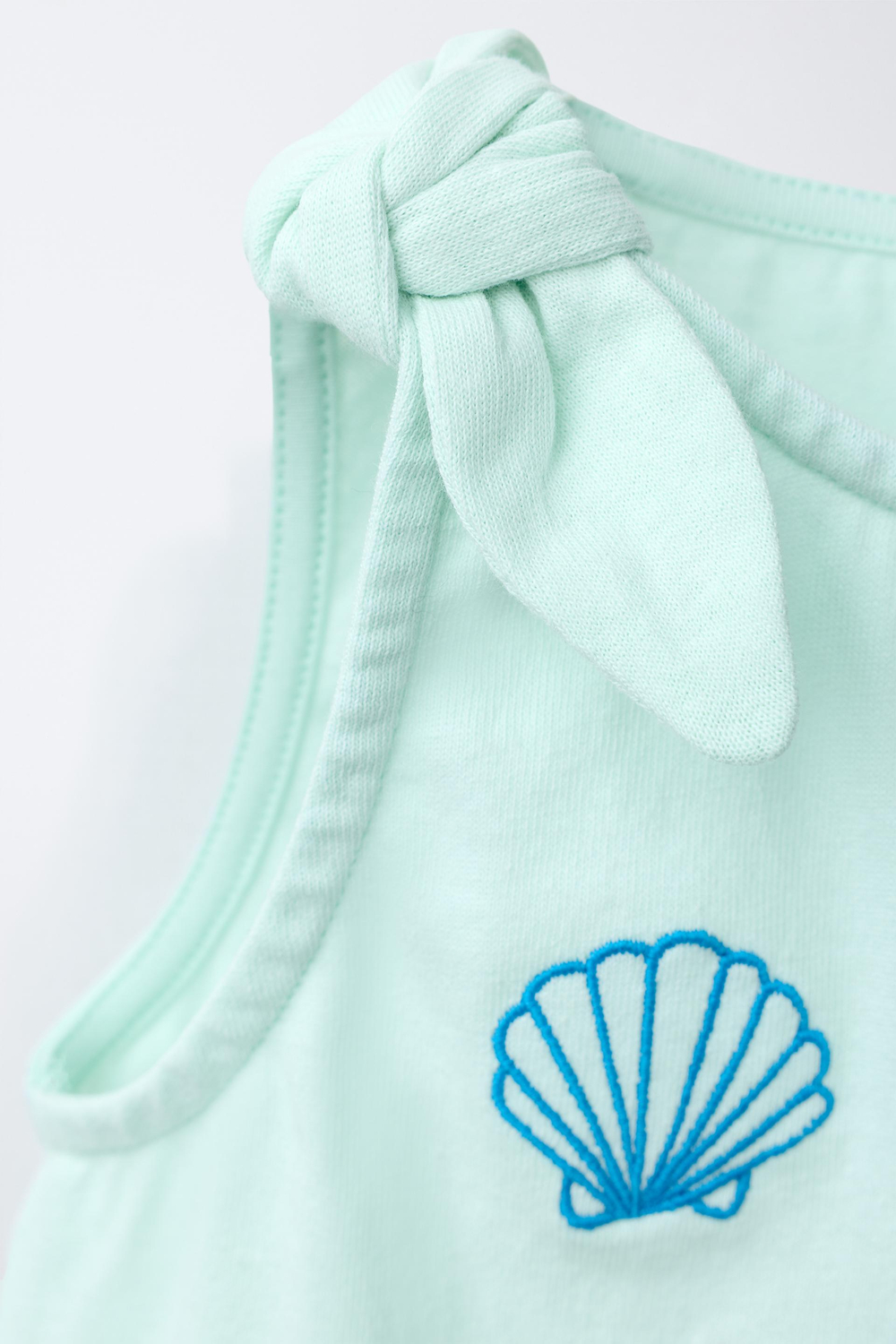 ZARA ФУТБОЛКА С УЗЛОМ И ТРОПИЧЕСКОЙ ВЫШИВКОЙ, ЦВЕТ МОРСКОЙ ВОЛНЫ