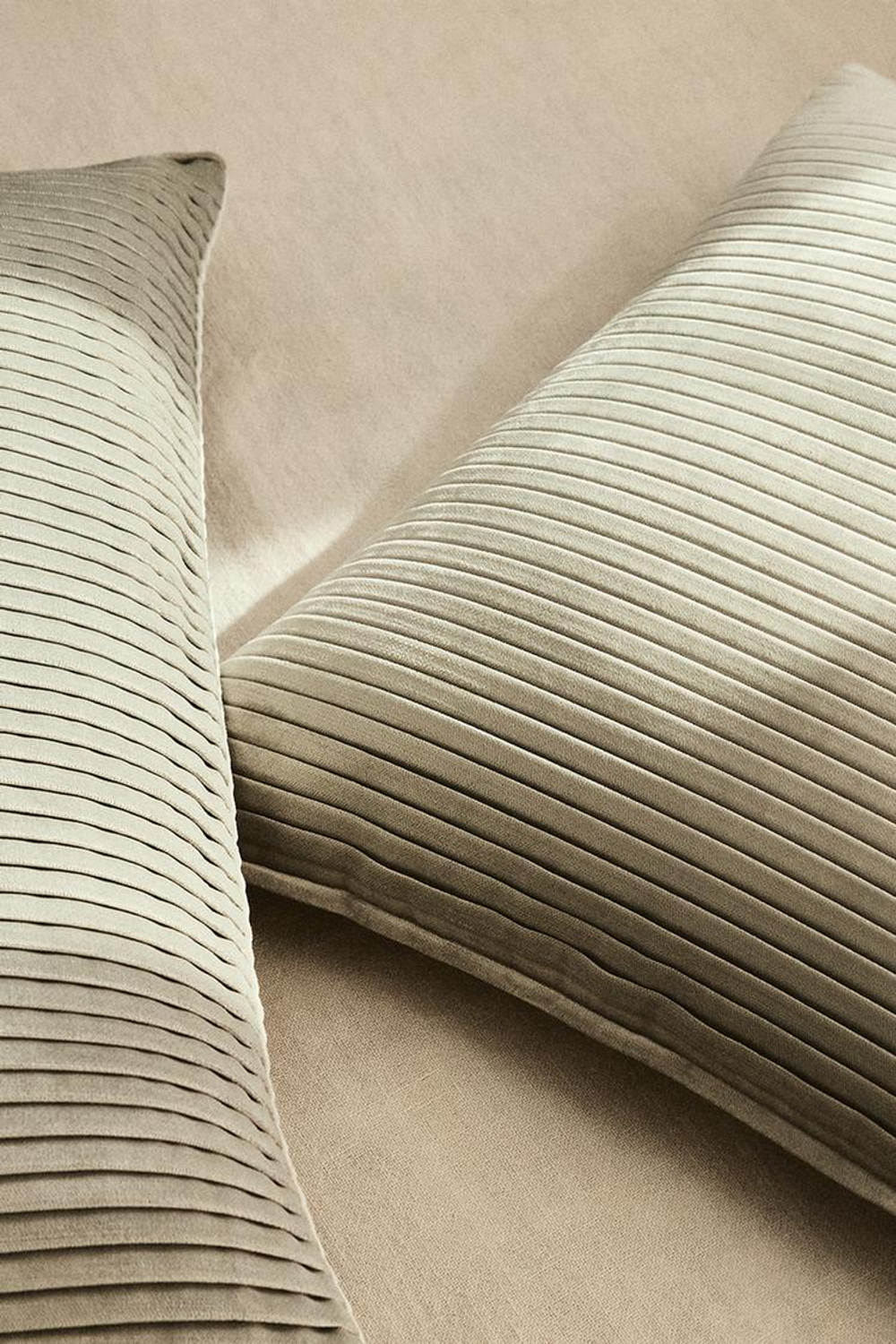 ZARA HOME БАРХАТНЫЙ ЧЕХОЛ ДЛЯ ДЕКОРАТИВНОЙ ПОДУШКИ, ЗЕЛЕНОВАТЫЙ