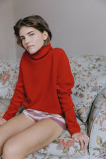 Свитер вишневого цвета