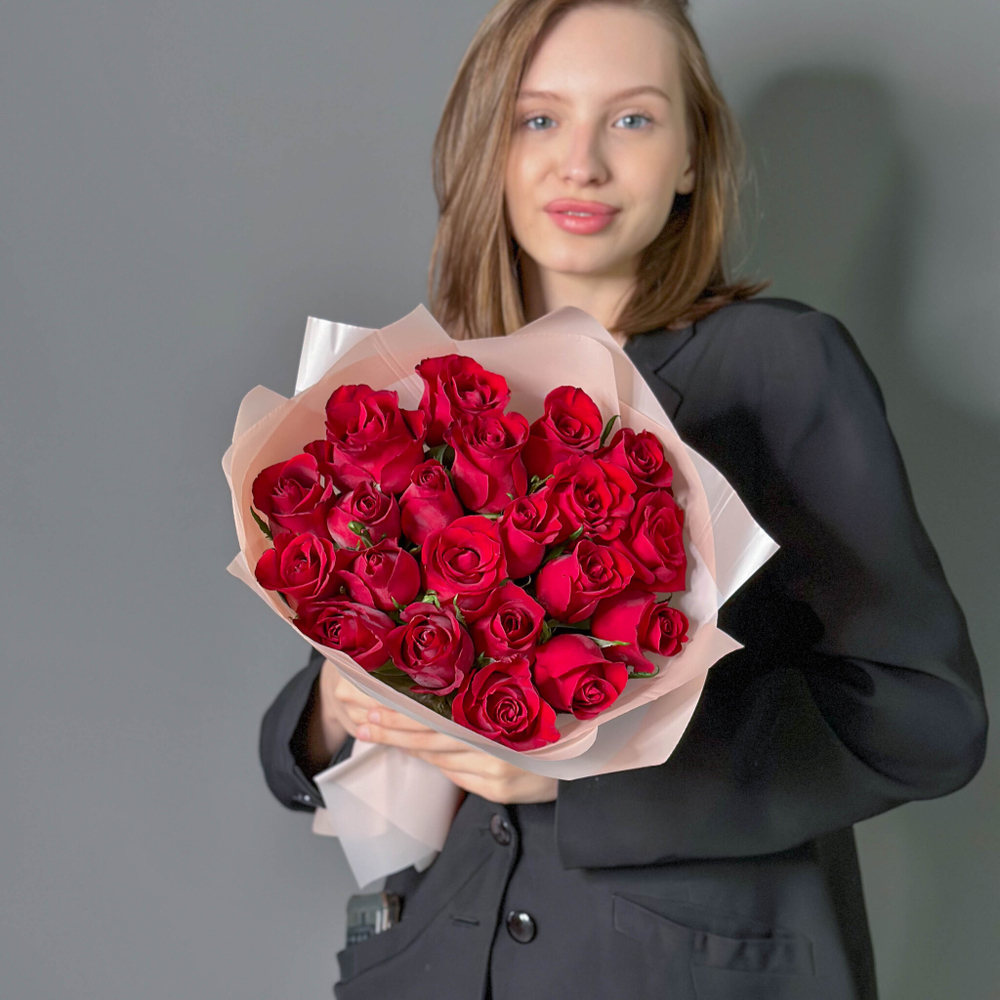 Букет 21 роза Кения 40 см в ленте красные