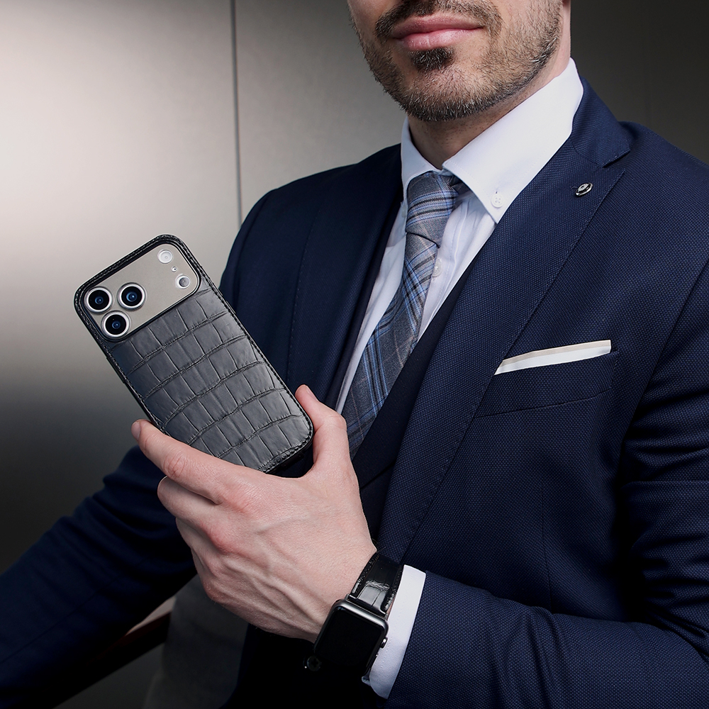 Чехол-накладка для iPhone 17 Pro Max Louis из кожи аллигатора, черного цвета