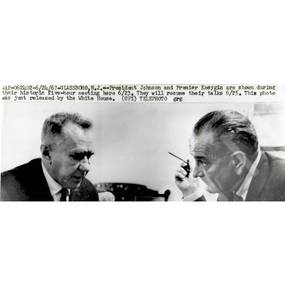 Президент США Линдон Джонсон и премьер-министр СССР Алексей Косыгин. 23 июня 1967 года