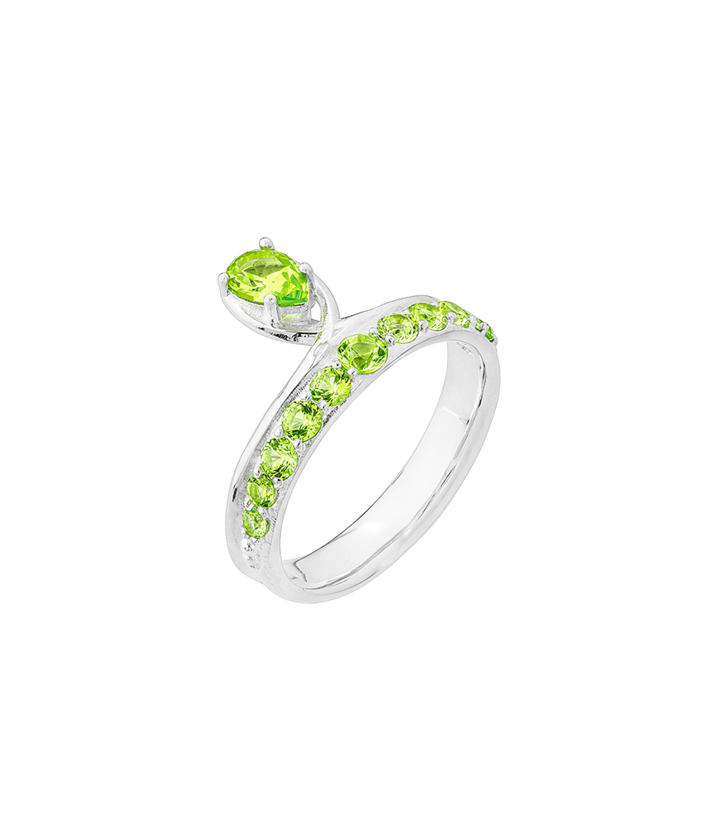 Кольцо из серебра со вставками из зеленых фианитов