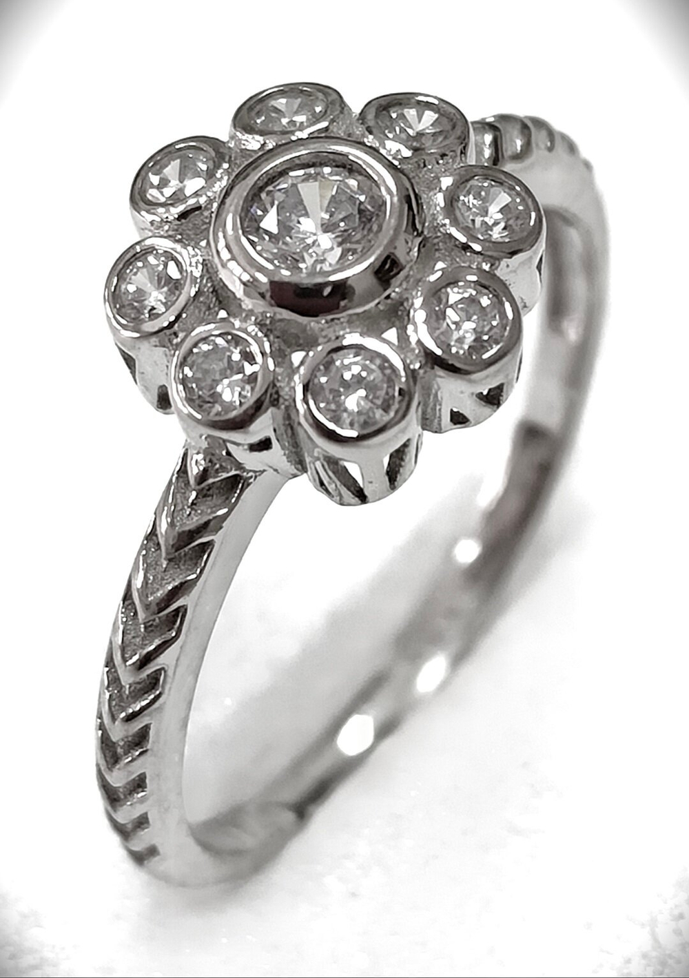 Ювелирное кольцо "Эстерелла" из серебра 925 пробы