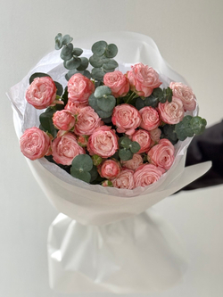 Монобукет из розовых кустовых пионовидных роз Бомбастик с эвкалиптом