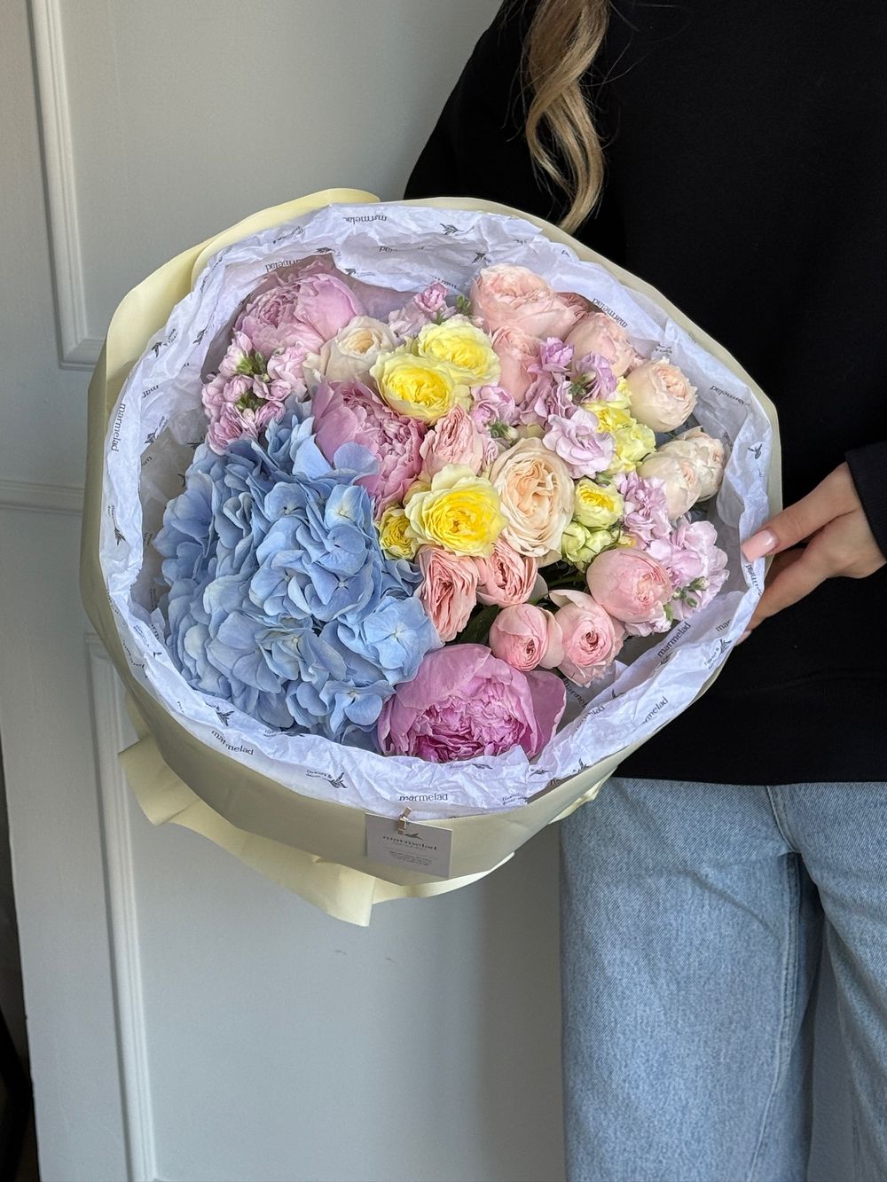 Букет из гортензии, маттиолы, кустовых пионовидных роз и пионов