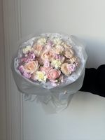 Букет сборный из кустовых пионовидных роз, диантусов и гортензии