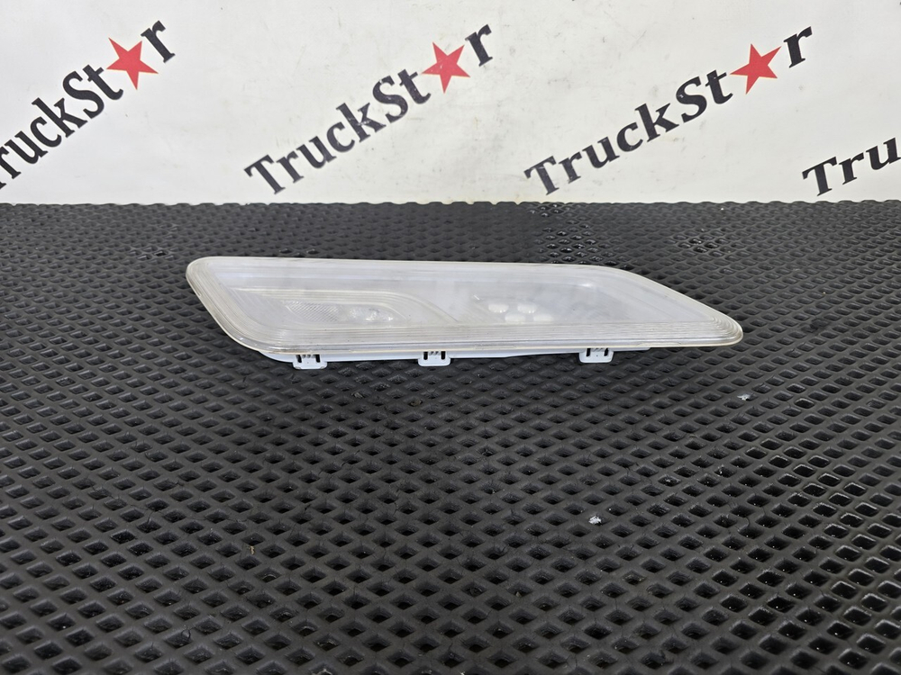 Плафон внутреннего освещения правый 2023г.