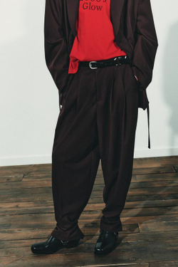 ZARA БРЮКИ СО СКЛАДКАМИ, ПУГОВИЦЕЙ СНИЗУ, ТЕМНО-БОРДОВЫЙ