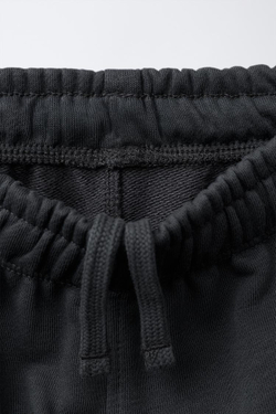 ZARA КОМПЛЕКТ ИЗ ТОЛСТОВКИ И БРЮК-ДЖОГГЕРОВ С НАШИВКОЙ, АНТРАЦИТОВО-СЕРЫЙ