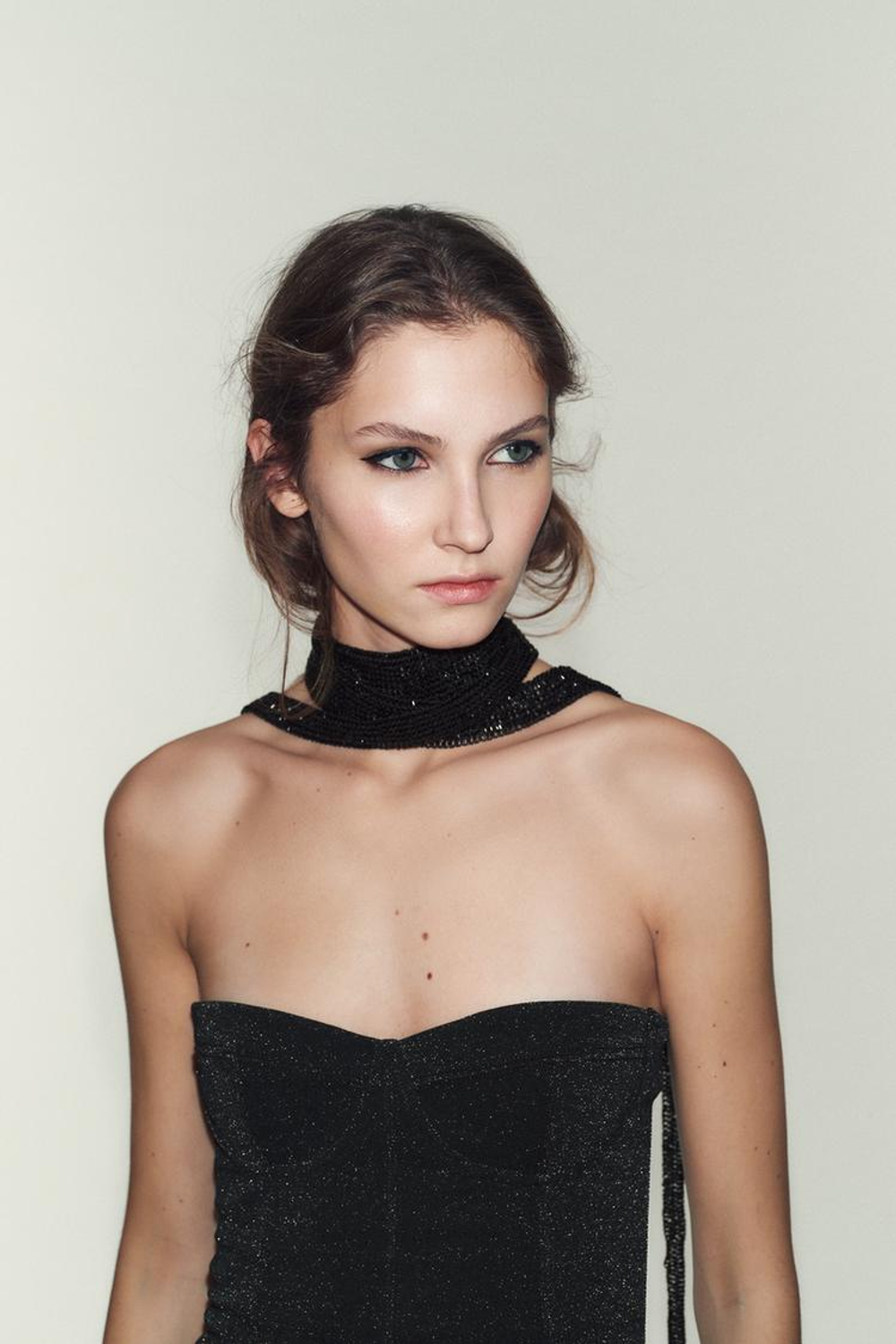 ZARA ТОП БЕЗ БРЕТЕЛЕЙ ИЗ ЭЛАСТИЧНОЙ ТКАНИ С БЛЕСКОМ, ЧЕРНЫЙ