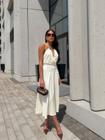 Платье в длине миди с ожерельем на горловине