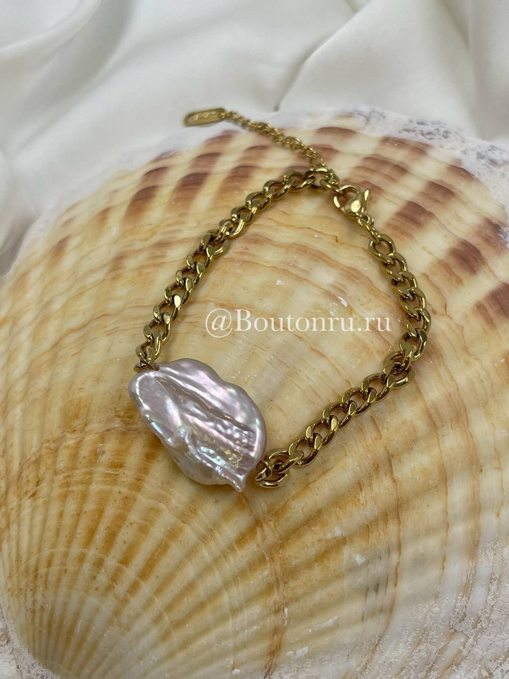 Золотистый браслет с натуральным перламутром