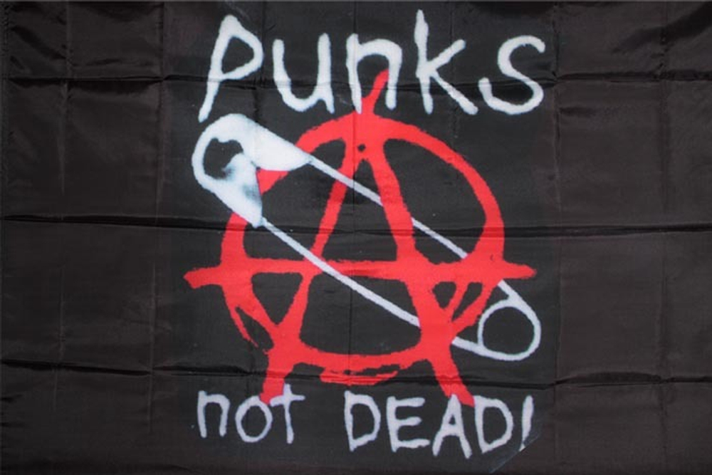 Флаг Punks not dead с булавкой