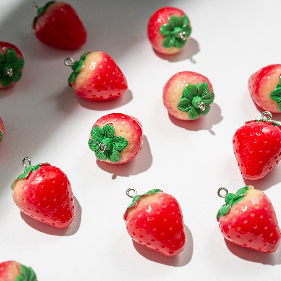Подвеска "Клубничка", 30*21,5мм, акрил