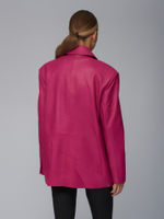 Женский кожаный пиджак цвета фуксия